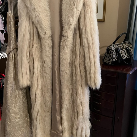 A fox fur coat only worn a handful of times. In excellent condition! Size 2/4 - Picture 7 of 8